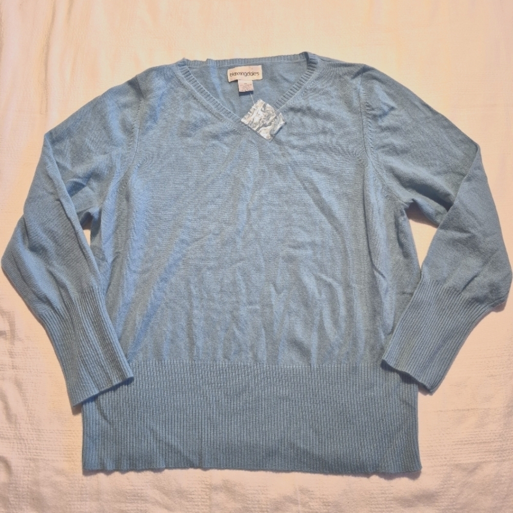 Bloomingdale's women's size 2X light blue V neck Cashmere sweater NWOT